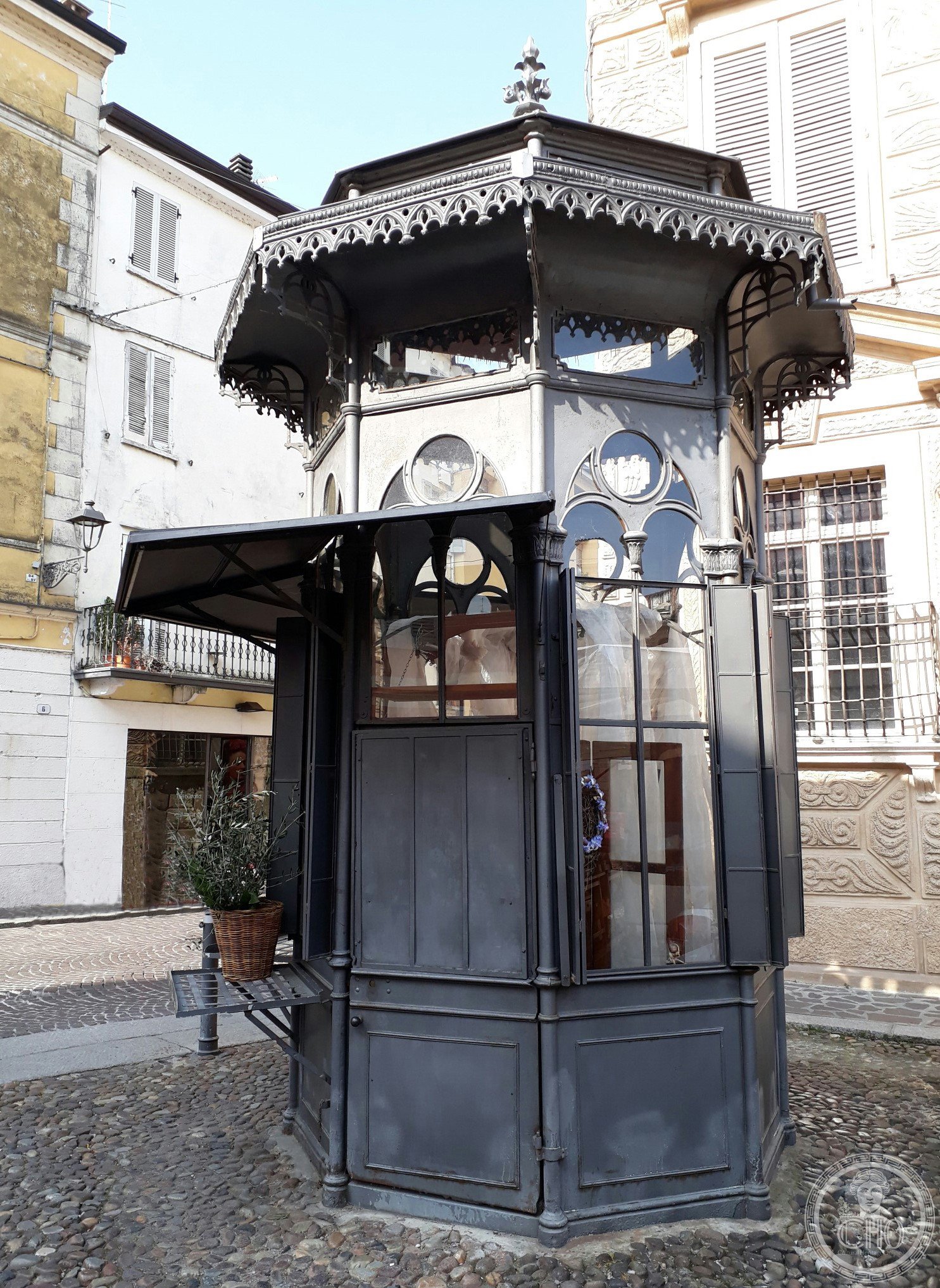 Antica edicola dei giornali — an 1882 cast-iron newspaper kiosk in Piazza Canossa, Mantua