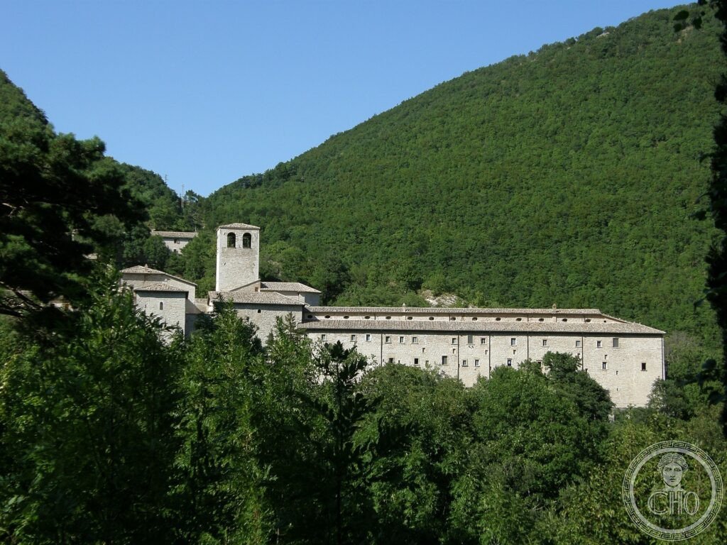 Eremo di Fonte Avellana, monastero camaldolese medievale sul Monte Catria tra boschi e rocce degli Appennini marchigiani, Serra Sant Abbondio