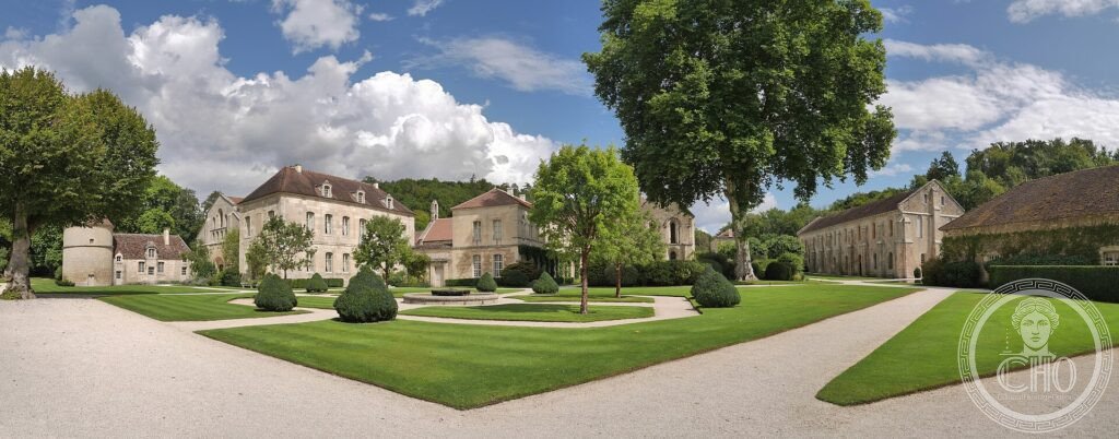 Panorama dell'abbazia cistercense di Fontenay con la chiesa, il chiostro e gli edifici monastici nella valle, Borgogna, Francia