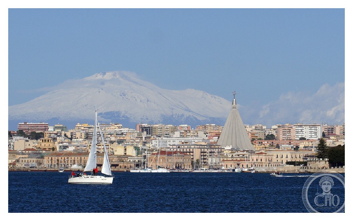 Barca a vela santuario ETNA nel porto grande di siracusa