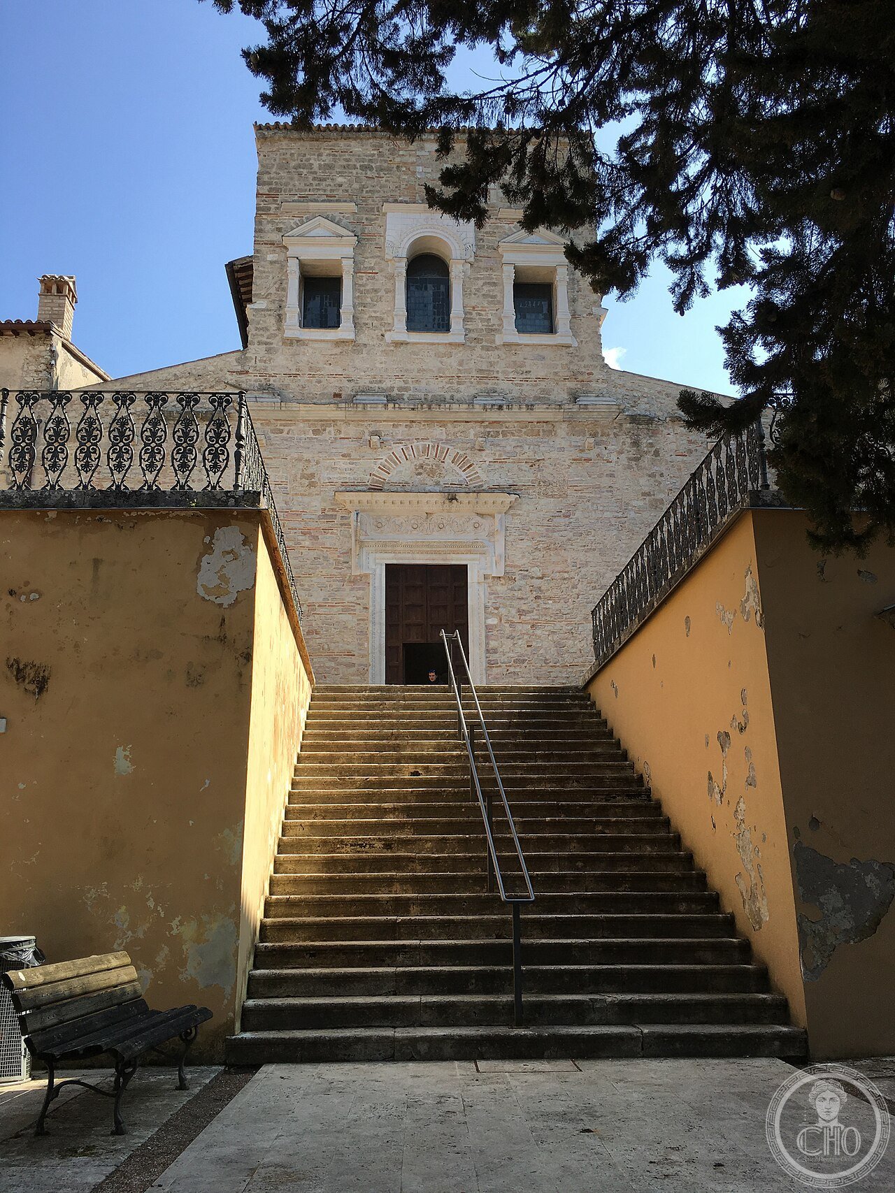 Cimitero monumentale di Spoleto. Basilica di San Salvatore