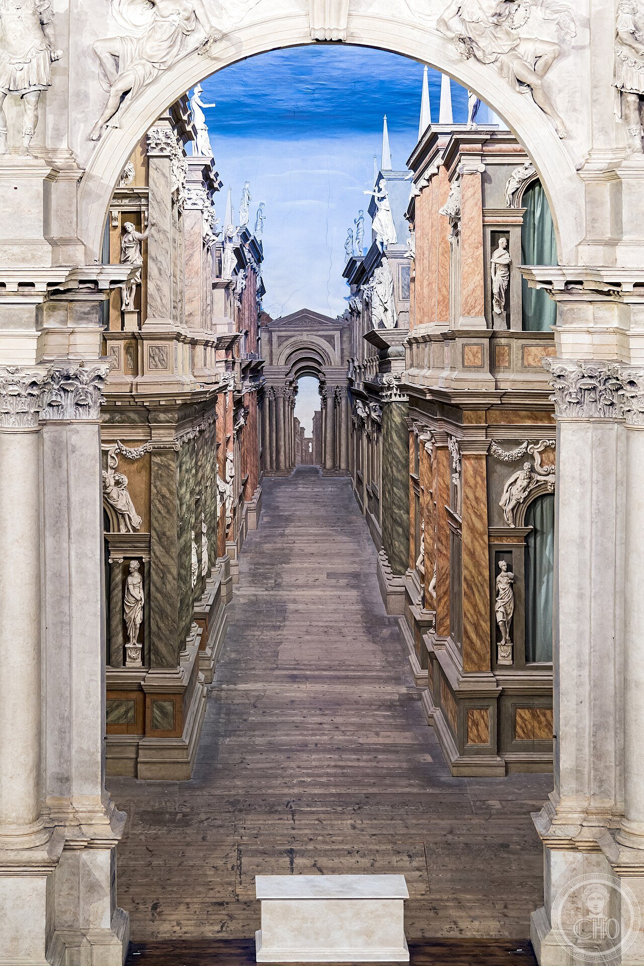 Interior of Teatro Olimpico (Vicenza)- Scaenae frons close-up - La porta regia