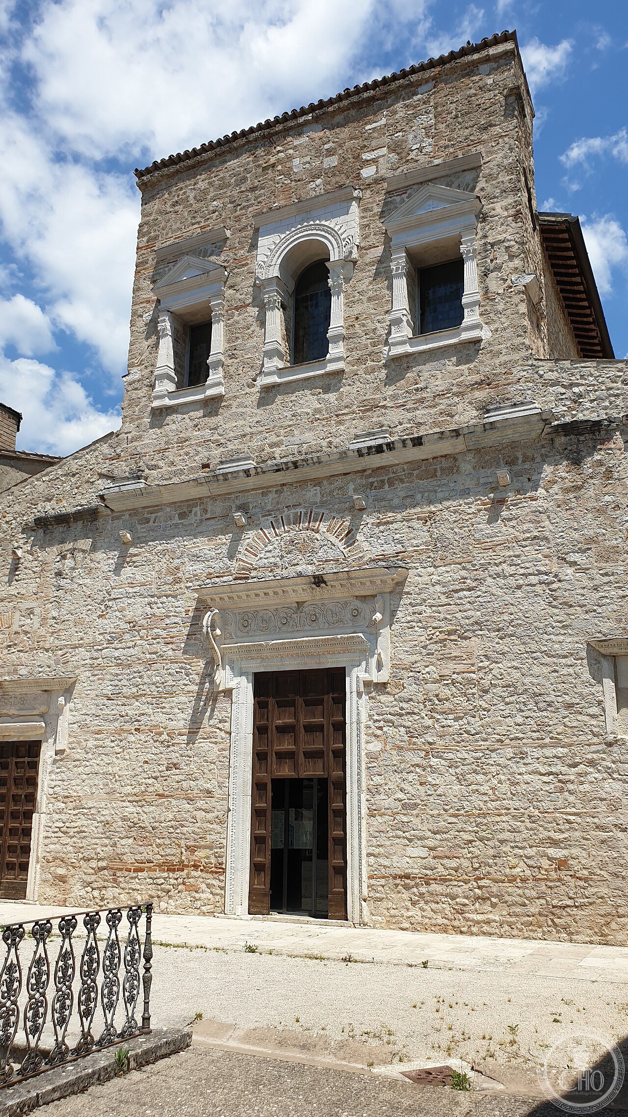 Spoleto - Basilica di San Salvatore 02