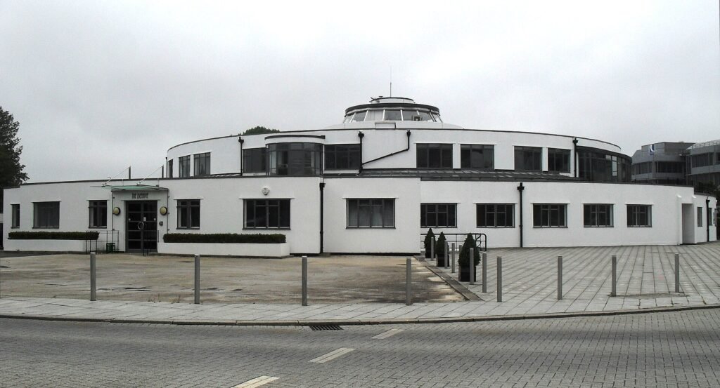 The rounded, tiered Streamline Moderne form of the Beehive terminal at Gatwick The rounded, tiered Streamline Moderne form of the Beehive terminal at Gatwick