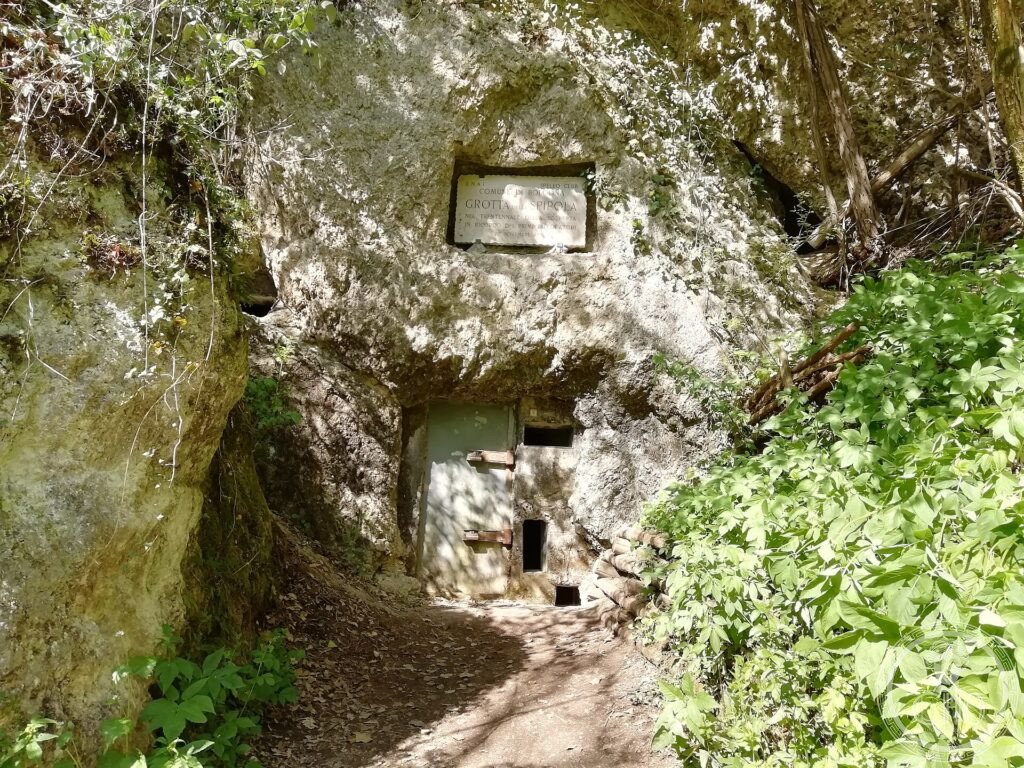 Interno della Grotta della Spipola, ampia galleria carsica nel gesso dei Gessi Bolognesi, Emilia-Romagna