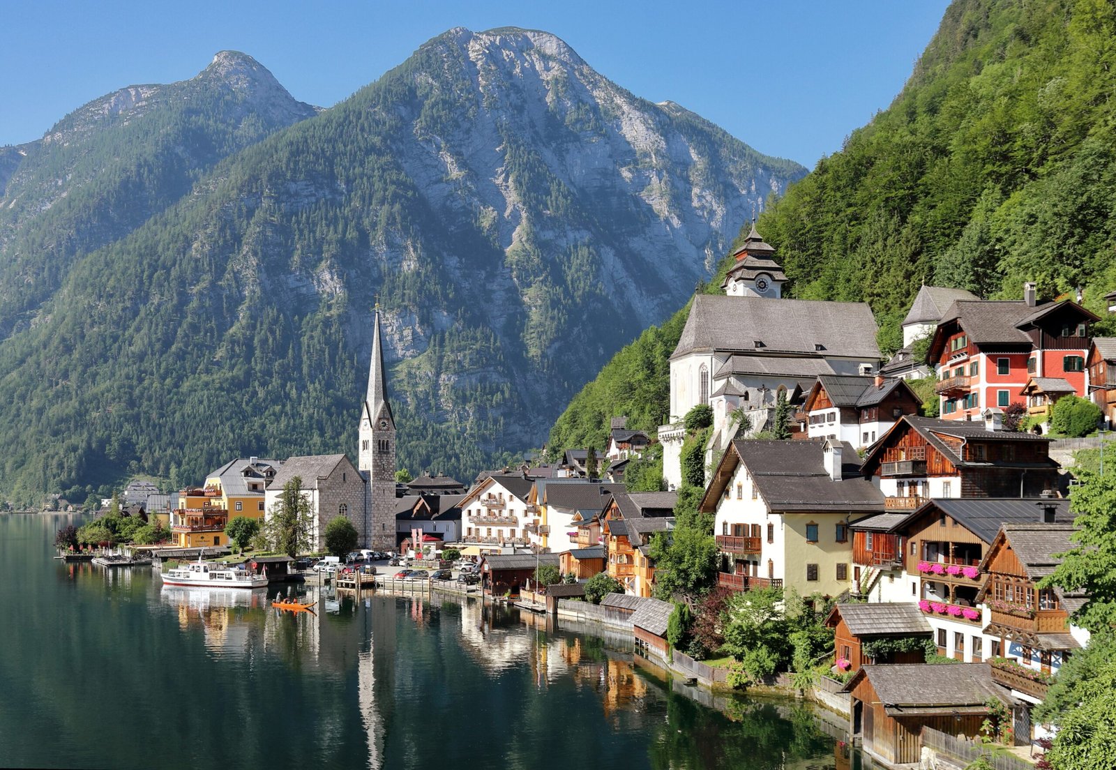 Hallstatt village on the Hallstatter See lake in the Austrian Salzkammergut