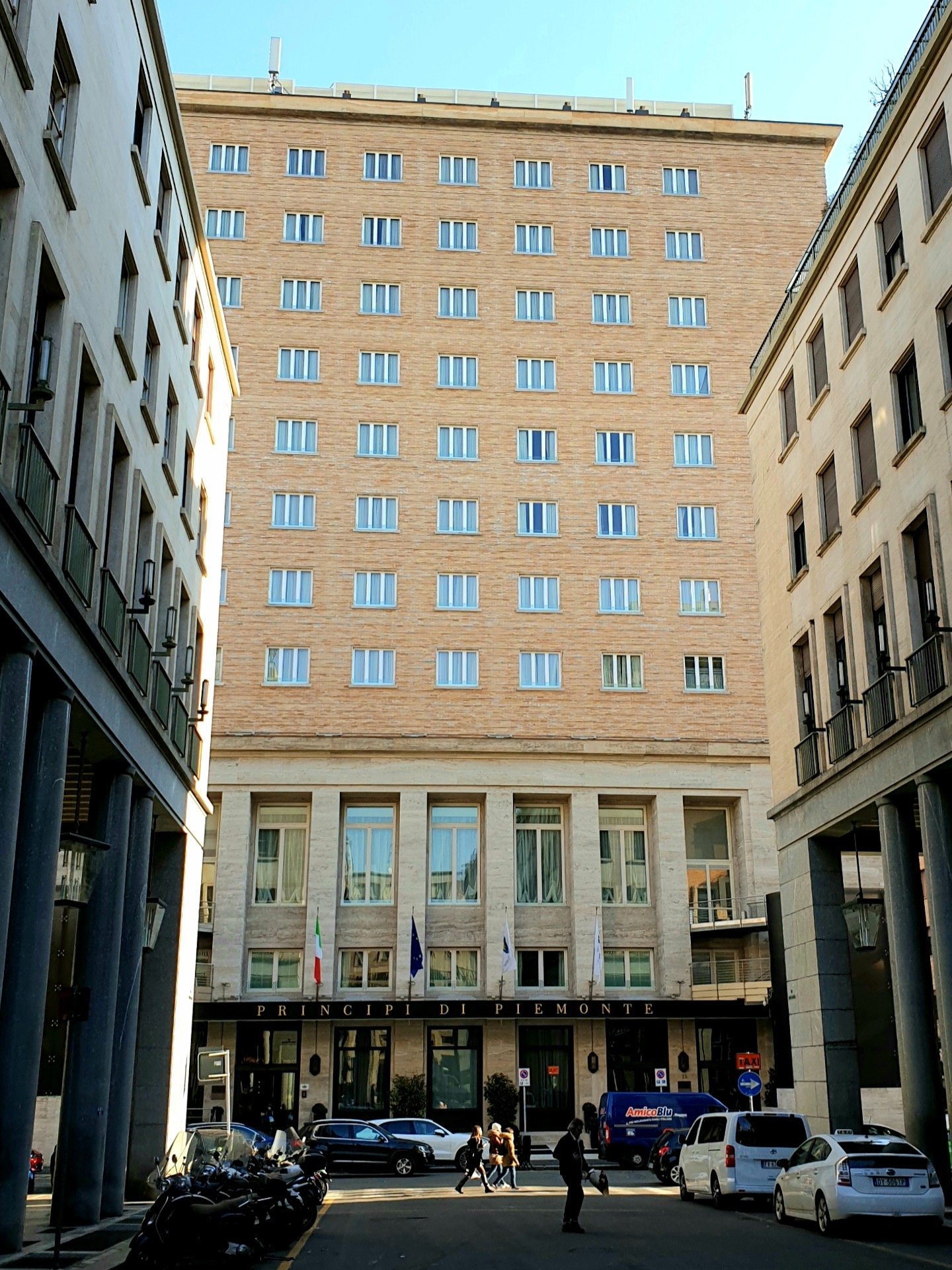 Hotel Principi di Piemonte facade on Via Piero Gobetti, Turin, monolithic ten-storey block in travertine and ceramic tile.