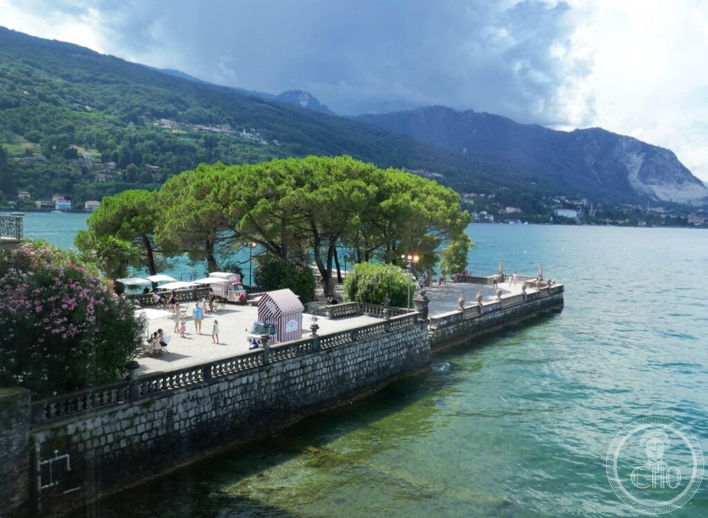 Isola Bella, Lago Maggiore, terrazza del palazzo Borromeo con aranci e statue sull'acqua del lago, Stresa