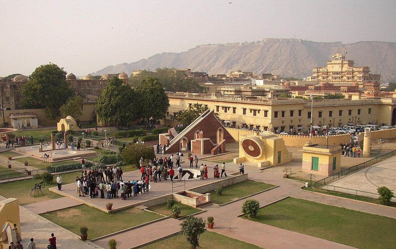 Il Samrat Yantra (lo gnomone più grande del mondo) e gli strumenti astronomici del Jantar Mantar di Jaipur, Rajasthan, India