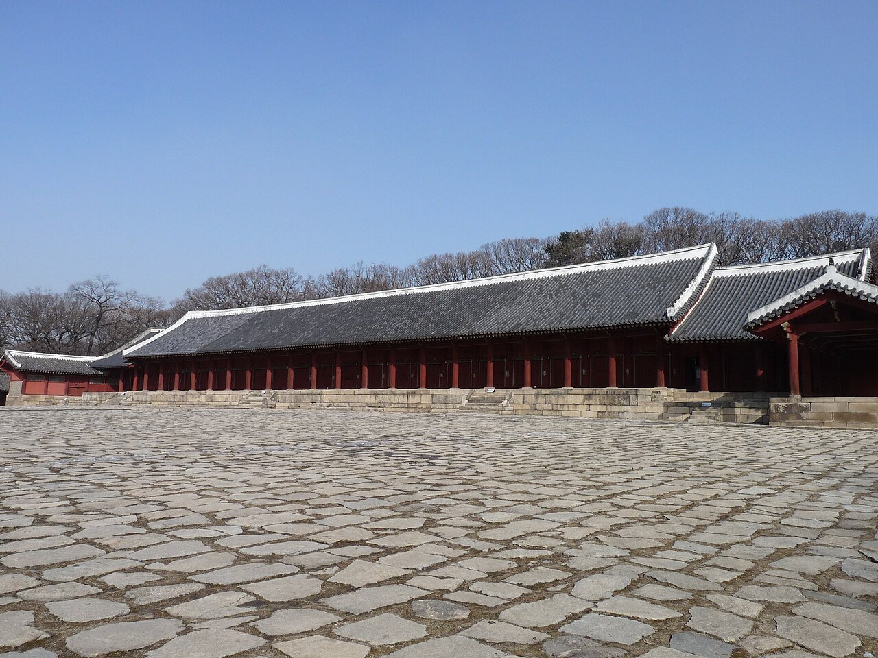 Il Jeongjeon (sala principale) del santuario reale Jongmyo a Seoul, la struttura lignea storica più lunga della Corea — Patrimonio UNESCO 1995