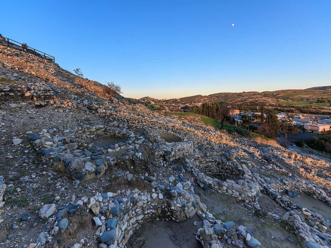 Le ricostruzioni delle abitazioni circolari neolitiche a tholos di Choirokoitia (Khirokitia), Cipro — 7000 a.C.