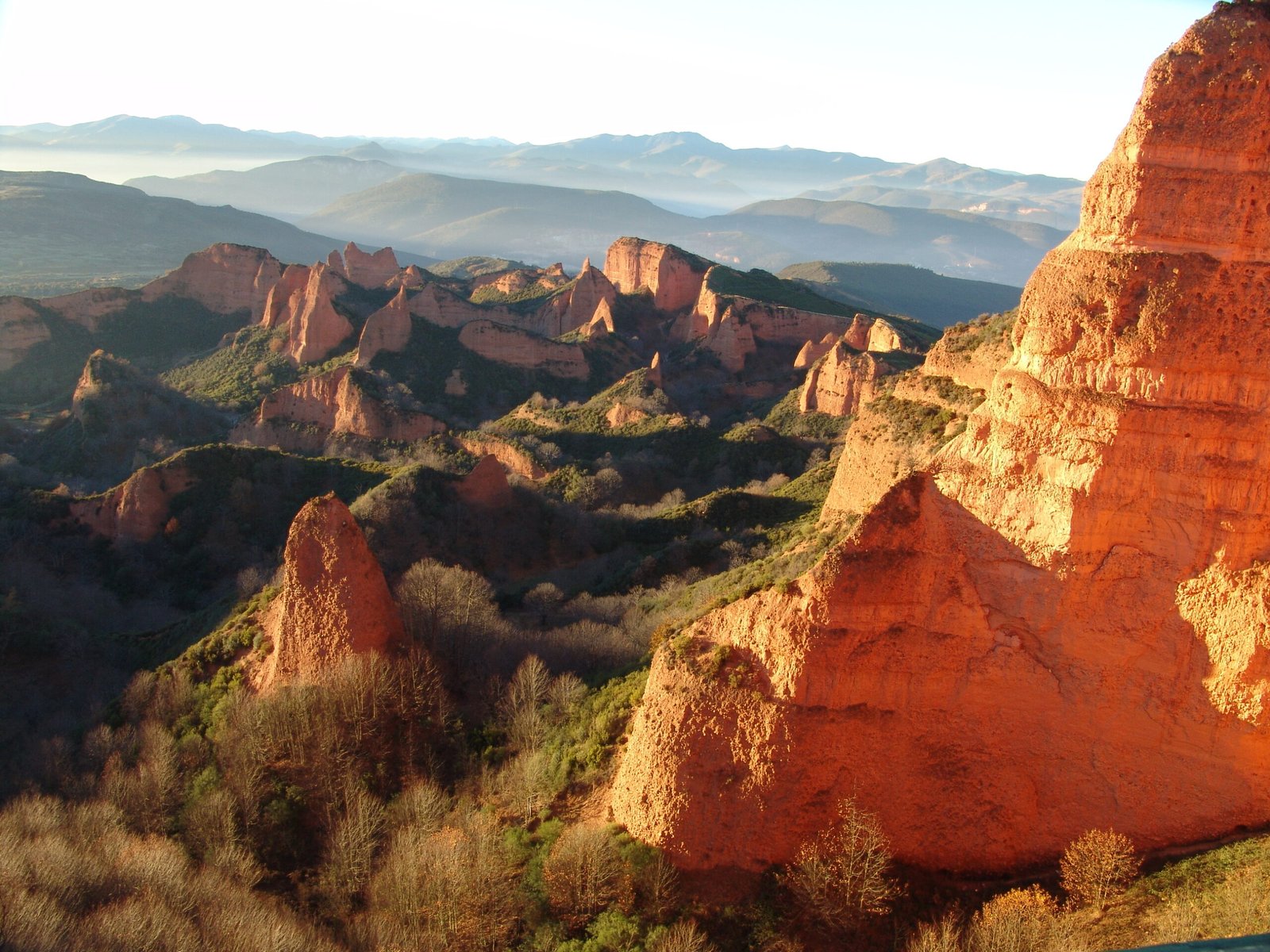 Panoramic view of Las Médulas — ochre cliffs and pinnacles of the Roman hydraulic gold mine in El Bierzo, León, Spain