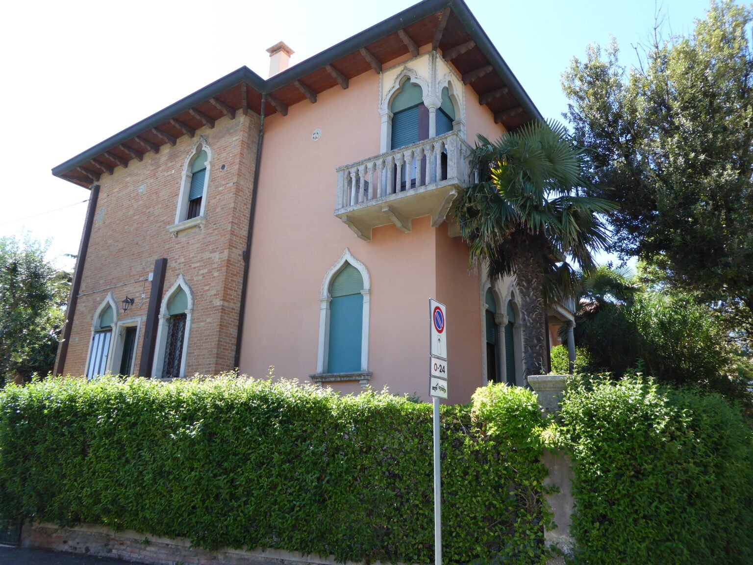 Villino Maffei on the Lido di Venezia, an L-shaped villa in brick and salmon-pink plaster with pointed arches