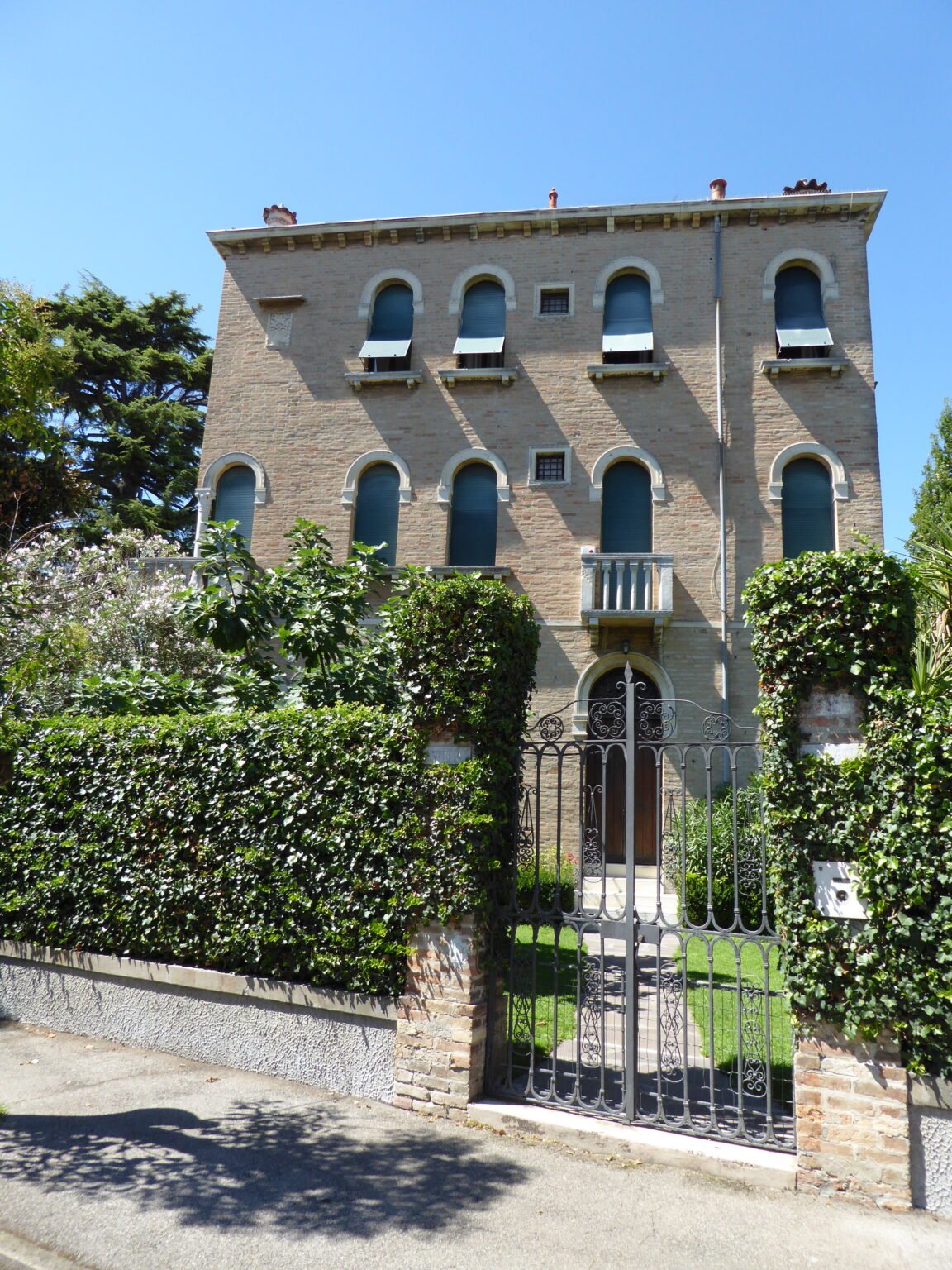 Villa Romanelli Isolana on the Lido di Venezia, a brick neo-Byzantine villa with round-arched windows in a garden