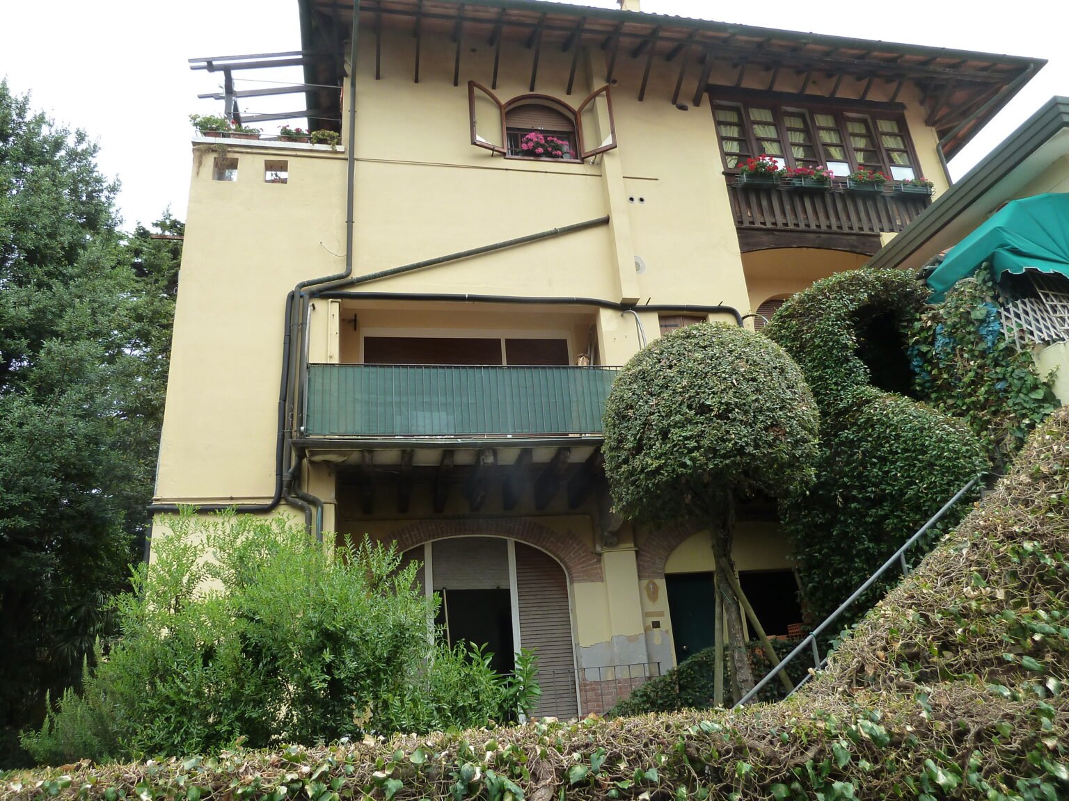 Villino Thea on the Lido di Venezia, a pastel-yellow Liberty villa with arched windows over the stair