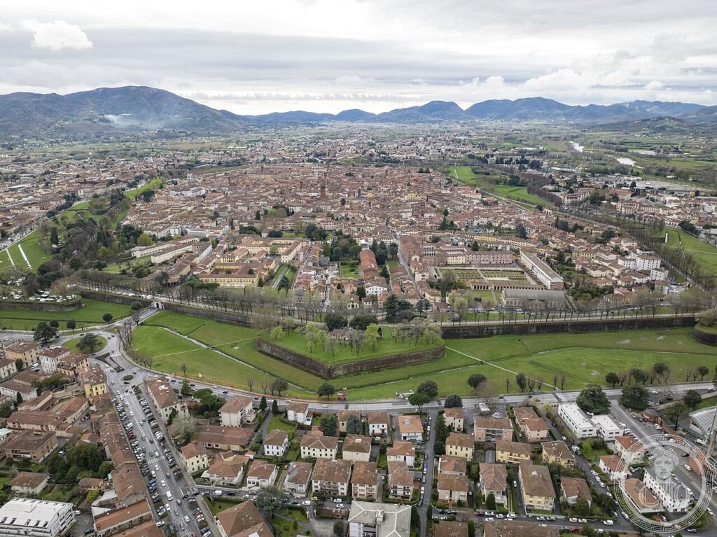 Lucca mura rinascimentali bastioni 1504 1645 panorama verde Toscana centro medievale Romano Pisano