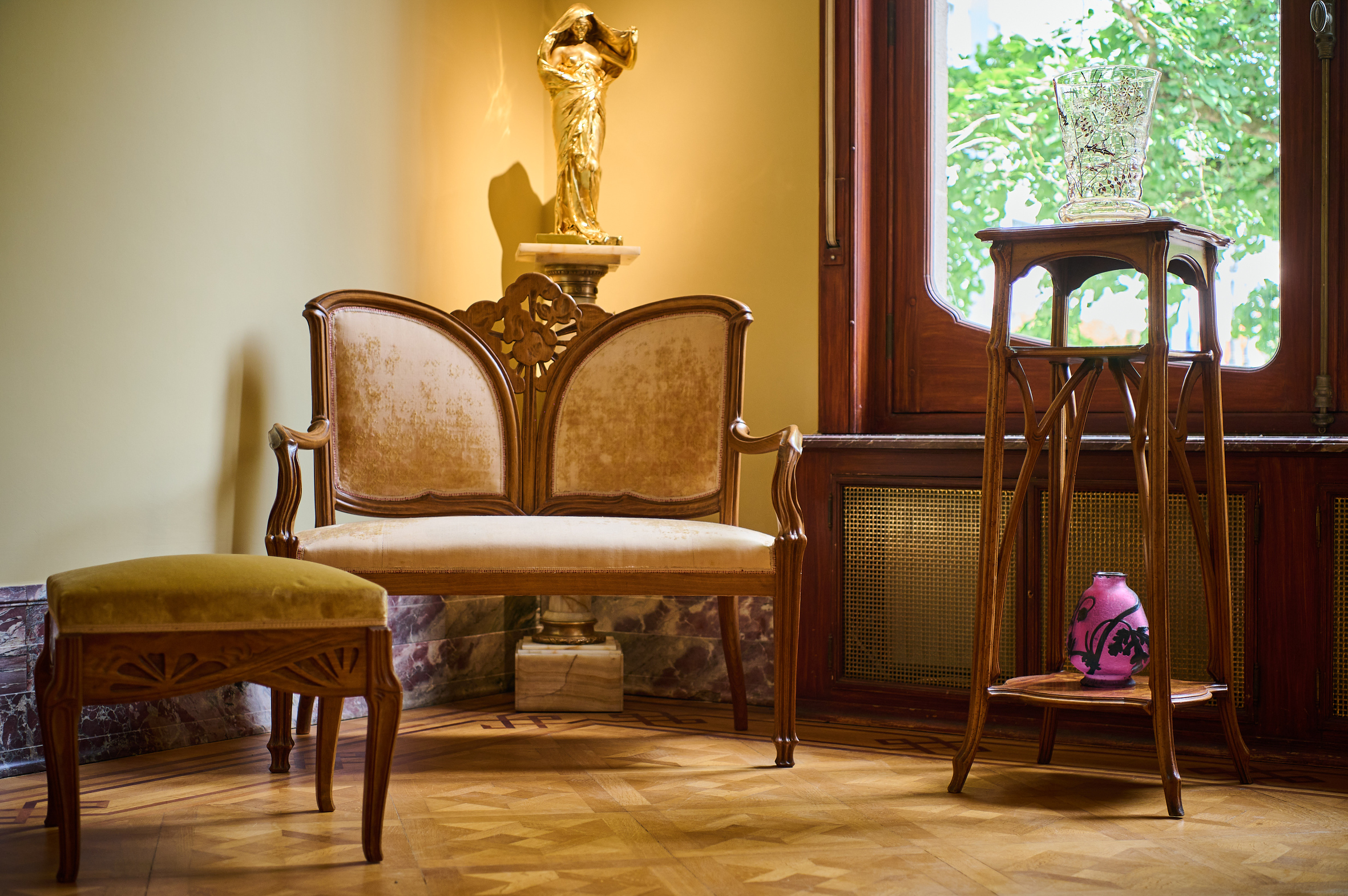 Salon of the Maison Hannon with French Art Nouveau furniture and a Gallé vase