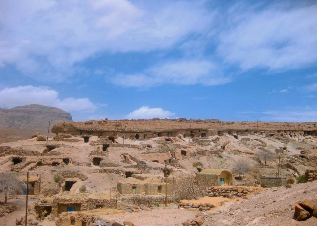 Le abitazioni rupestri scavate nella roccia rossa di Maymand, il villaggio troglodita più antico del mondo ancora abitato, Iran