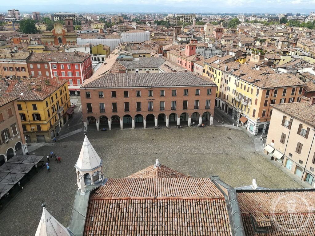 Modena Duomo Torre Ghirlandina Romanico 1099 Wiligelmo Piazza Grande Emilia-Romagna UNESCO 1997