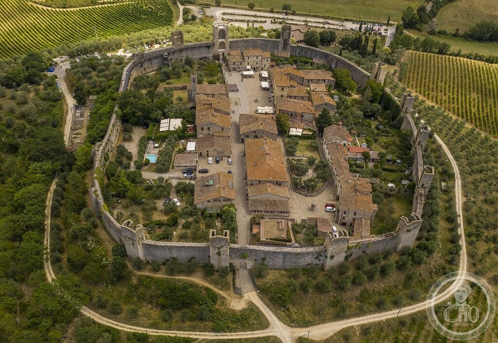 Monteriggioni castello 14 torri 1214 1219 borgo medievale dall alto Val Elsa Siena Toscana