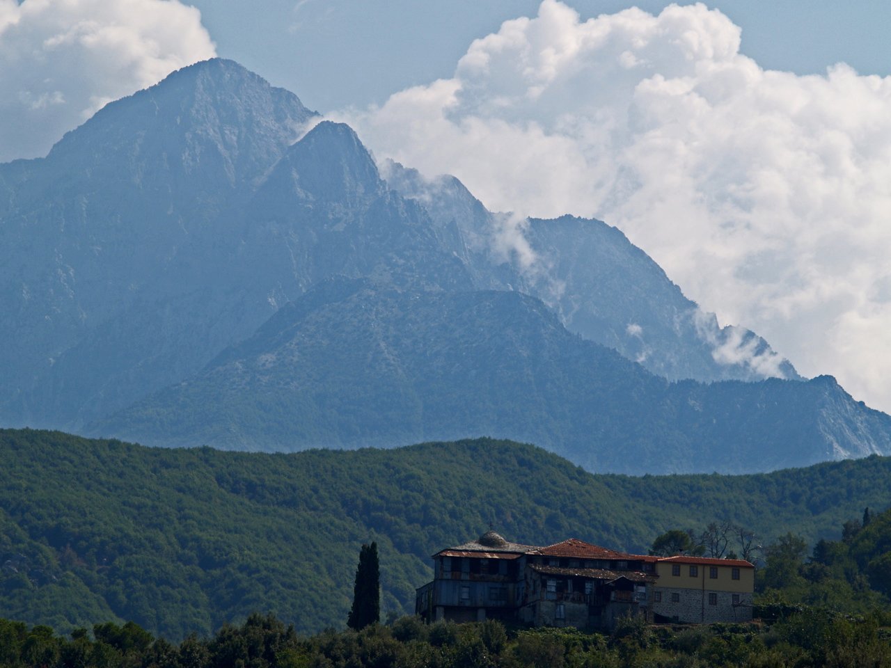 Il Monte Athos: la penisola calcidica con i monasteri che scendono verso il mare, il picco innevato e le acque dell'Egeo, Grecia