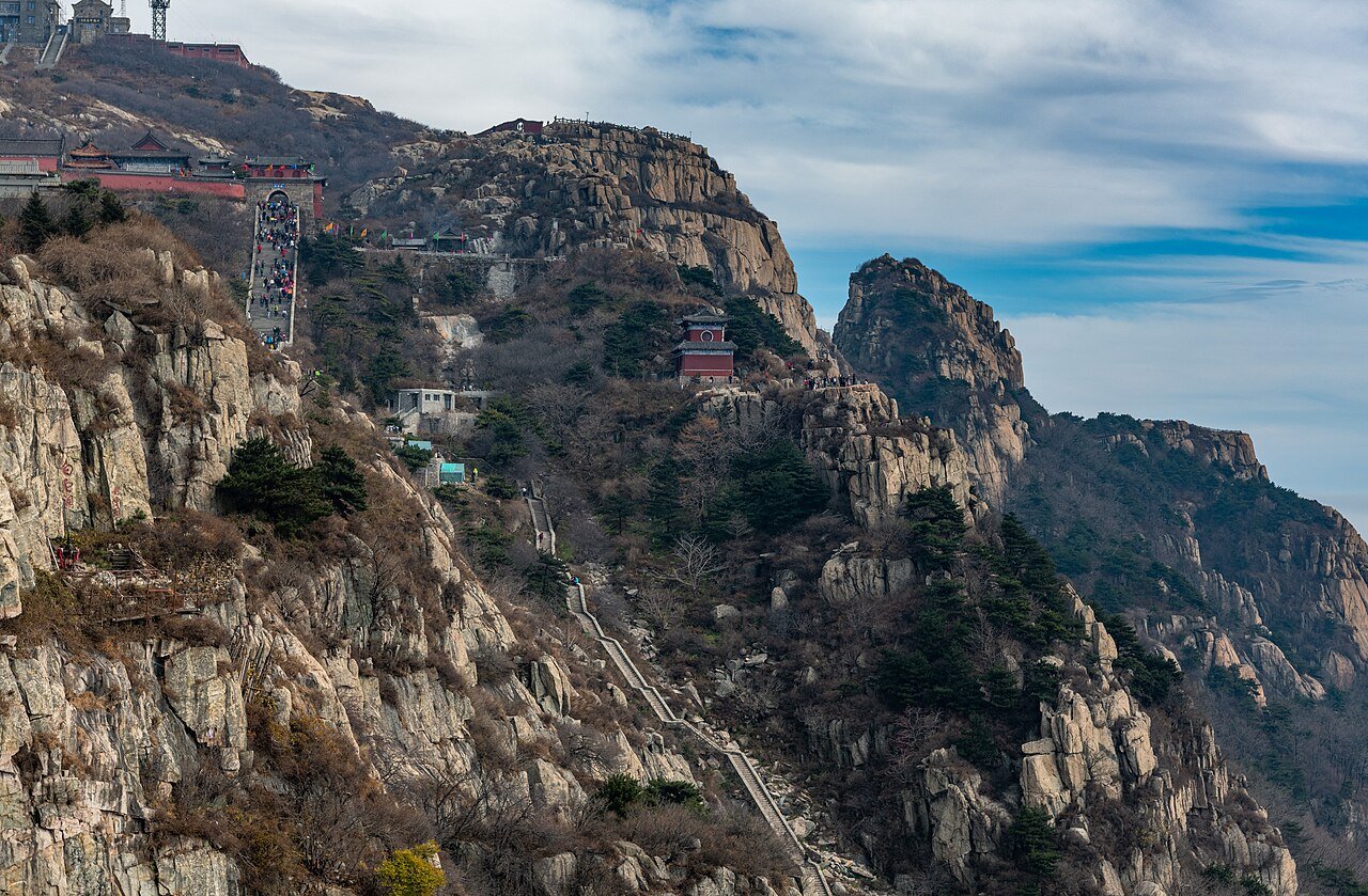 Il sentiero delle 7.200 scalini che sale alla cima del Monte Tai, montagna sacra per taoisti e confuciani, Shandong, Cina