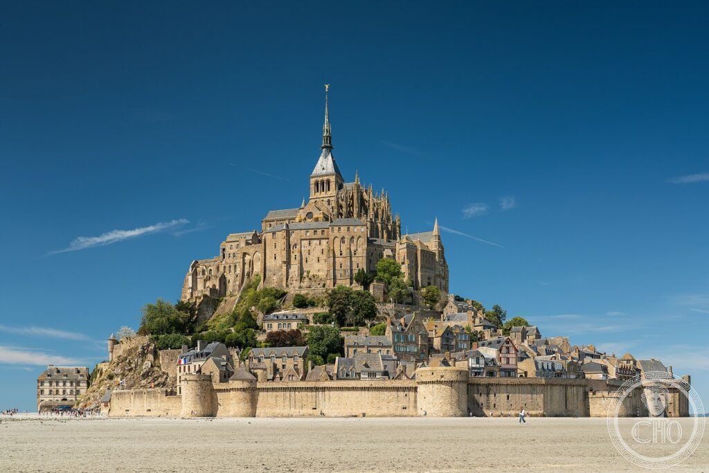 Mont-Saint-Michel, l'abbazia benedettina sulla rocca conica circondata dalle sabbie della baia, Normandia, Francia