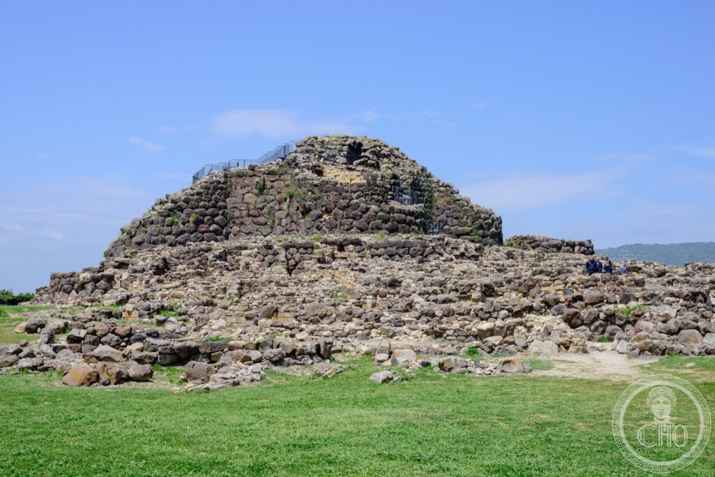 Su Nuraxi Barumini 1600-900 aC nuraghe torre basaltica villaggio nuragico Sardegna VS Barumini UNESCO 1997