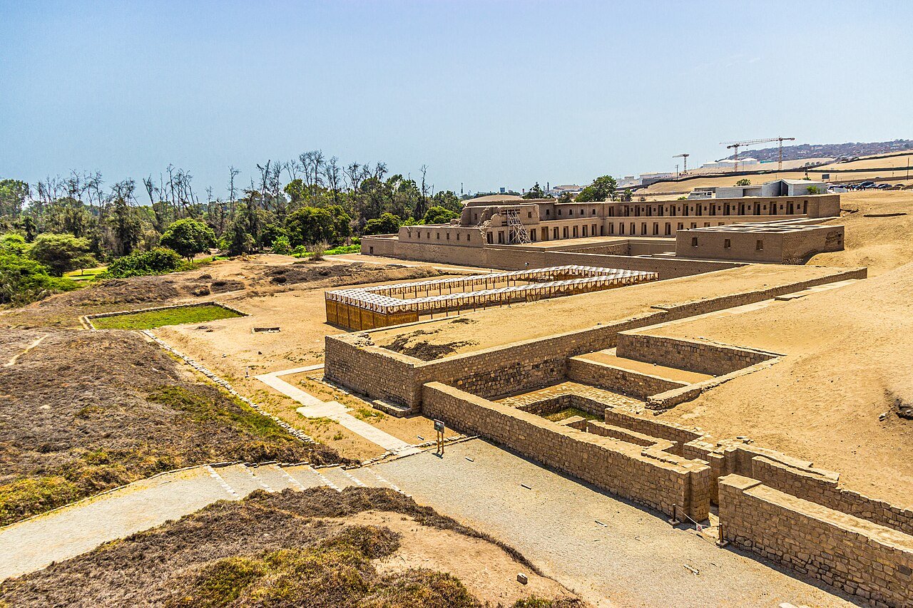 Il Tempio del Sole Inca e le piramidi a gradoni di adobe della città sacra di Pachacámac sul deserto costiero di Lima, Perù