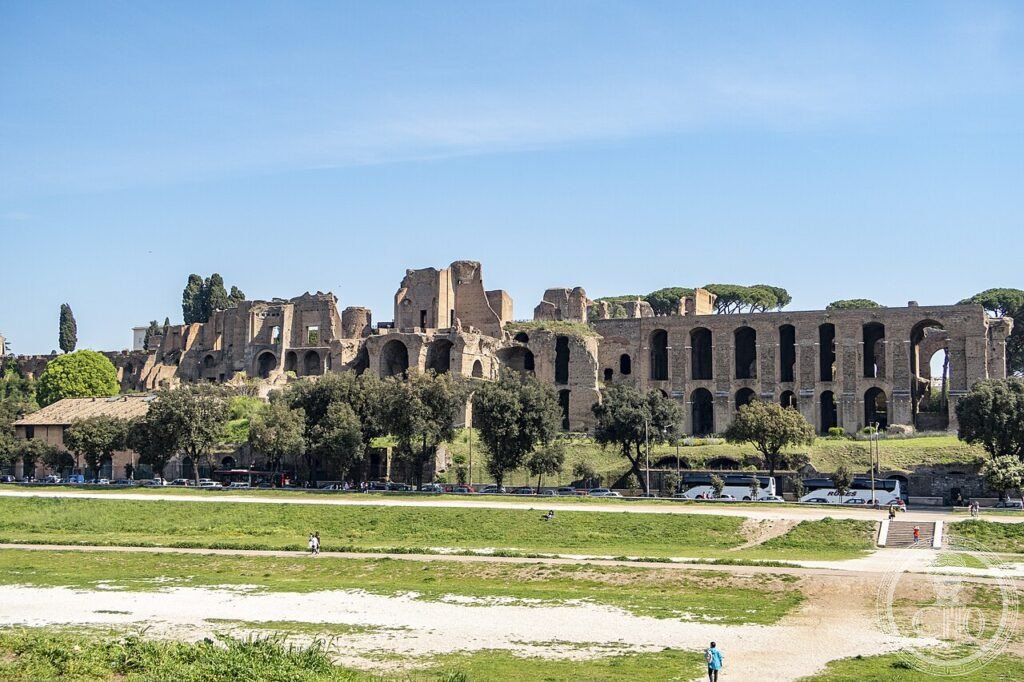 Palatino Roma veduta dal Circo Massimo palazzi imperiali terrazzamenti anfiteatro flavio colosseo lontano UNESCO 1980