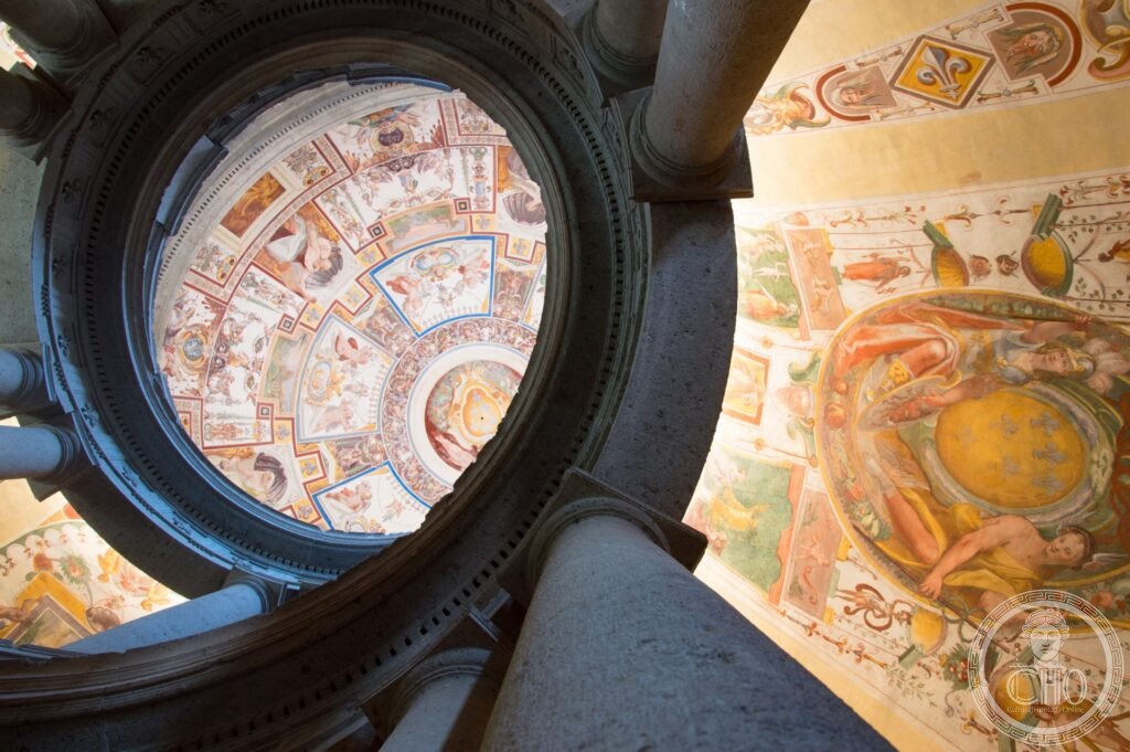 Palazzo Farnese di Caprarola, Scala Regia con colonne elicoidali e volta affrescata da Federico Zuccari, Viterbo