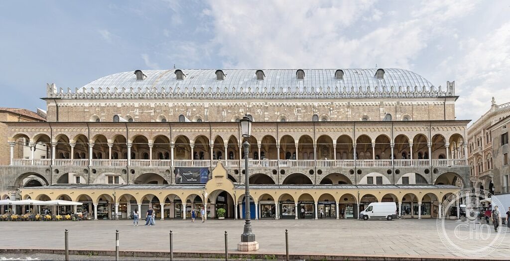 Palazzo della Ragione Padova esterno piazza delle Erbe XIII XIV sec affreschi Trecento Veneto UNESCO 2021