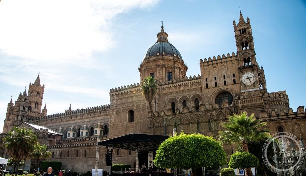 Cattedrale di Palermo facciata 1185 portale quattrocentesco corona archi gotici Piazza della Cattedrale Sicilia PA UNESCO 2015