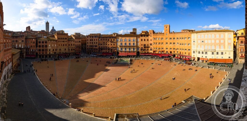 Piazza del Campo Siena veduta aerea conchiglia gotica XIII-XIV sec Palazzo Pubblico Torre Mangia UNESCO 1995