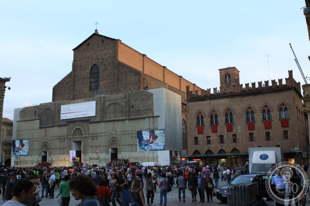 Piazza Maggiore Bologna XIII sec palazzo Accursio Torre dell Orologio porticato palazzi comunali sera Emilia-Romagna BO UNESCO 2021