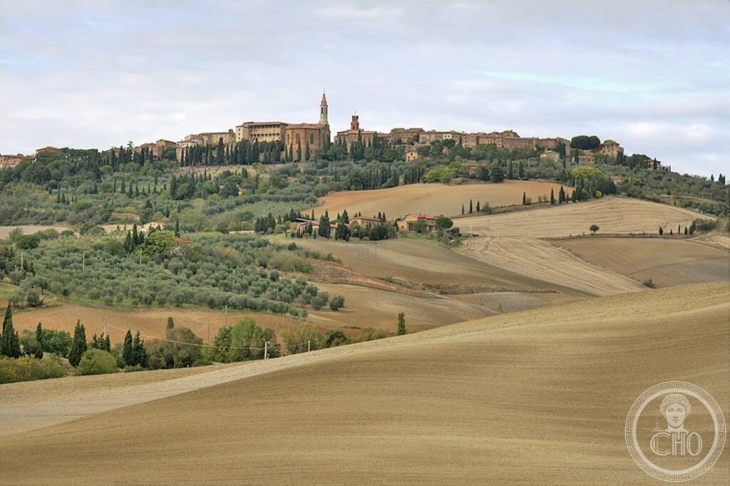 Pienza centro storico veduta panoramica piazza Pio II cattedrale palazzo Piccolomini Val d Orcia Toscana UNESCO 1996