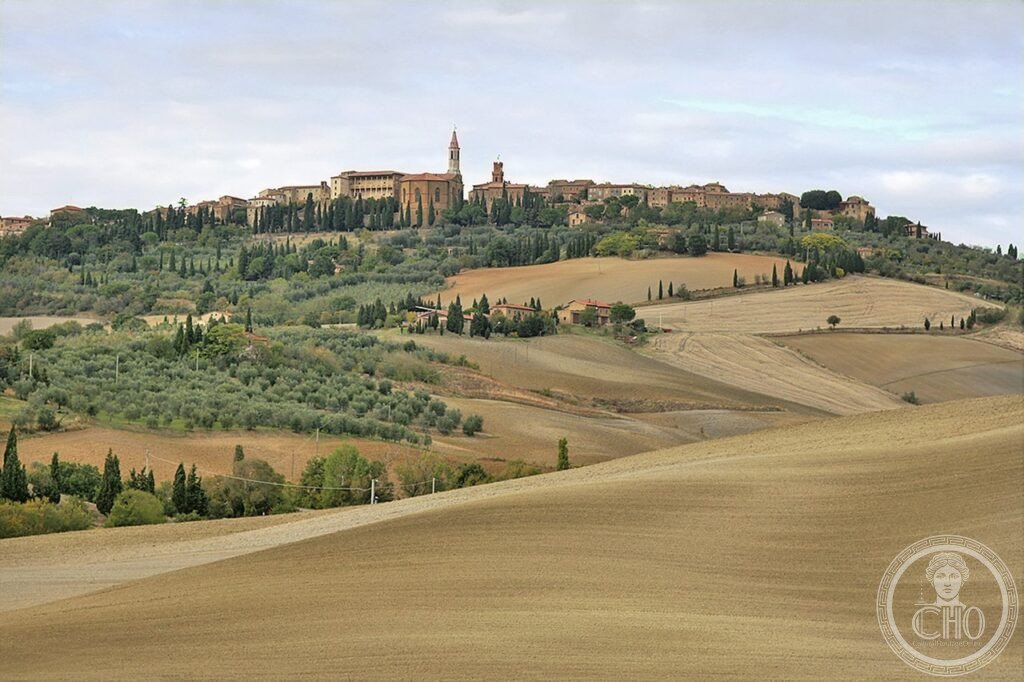 Pienza Val d Orcia paesaggio UNESCO Toscana cipresso colline senesi luce dorata primavera