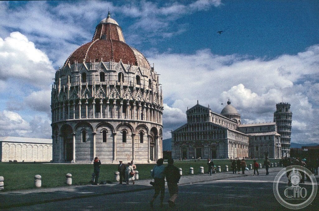 Pisa Piazza dei Miracoli Battistero Duomo Campanile Pendente Torre di Pisa Camposanto marmo bianco Toscana UNESCO 1987
