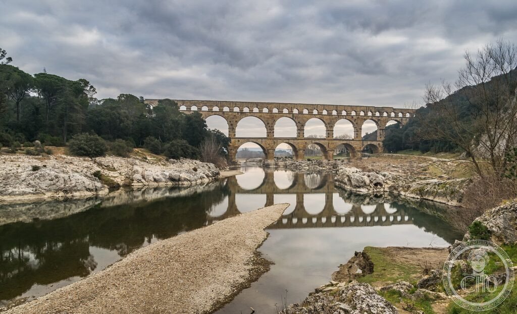 Il Pont du Gard, acquedotto romano a tre ordini di arcate sul fiume Gardon, Occitania, Francia