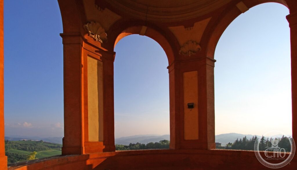 Portico di San Luca Bologna 1674-1793 archi vista panoramica verso il santuario Madonna di San Luca Colle della Guardia Emilia-Romagna BO UNESCO 2021