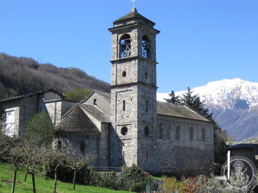 Priorato di Piona, chiesa romanica e chiostro medievale su un promontorio boscato del lago di Como visti dall'acqua, Colico, Lecco, Lombardia