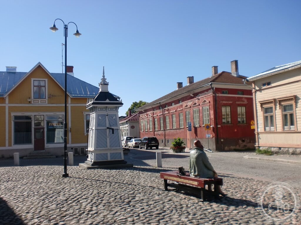 A cobbled square of Old Rauma lined with colourful single-storey wooden houses