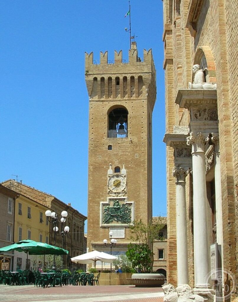 Recanati colle veduta panoramica Marche colline verso il mare Leopardi infinito