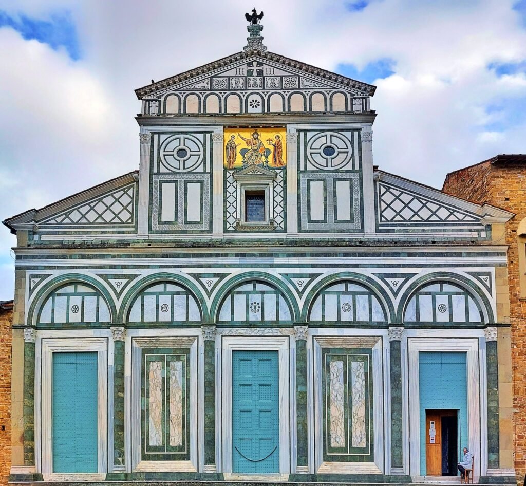 Facciata romanica in marmo bianco e verde della Basilica di San Miniato al Monte sopra Firenze