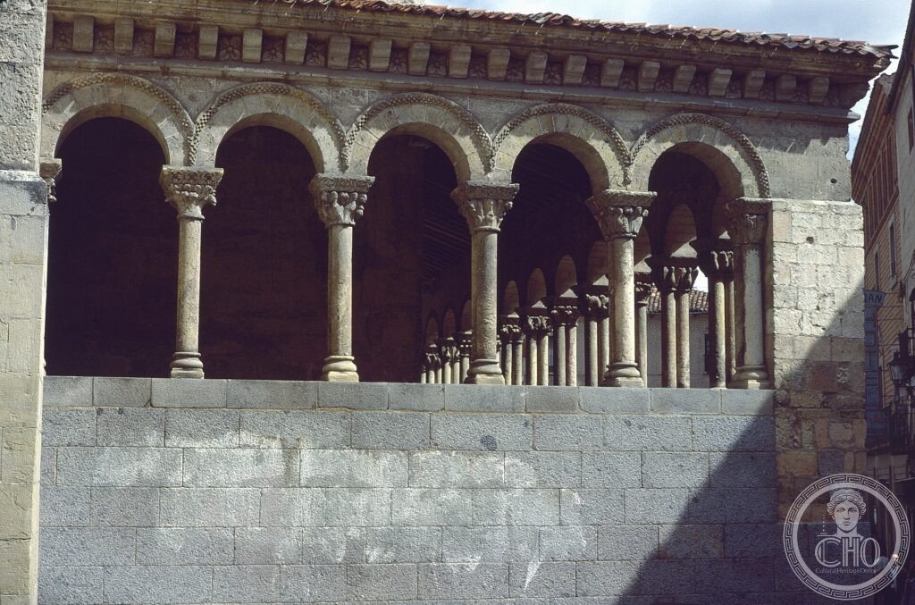 Segovia, Spagna — l'Acquedotto Romano e la città medievale arroccata sulla collina con la Cattedrale e l'Alcazar