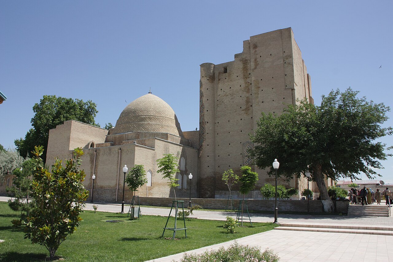 I resti del colossale Palazzo Ak-Saray di Tamerlano a Shahrisabz, con i due piloni d'ingresso sopravvissuti, Uzbekistan