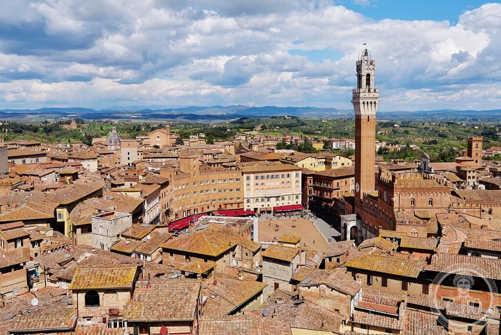 Siena Piazza del Campo Palazzo Pubblico Torre Mangia Duomo Cattedrale nuova Toscana UNESCO 1995 veduta