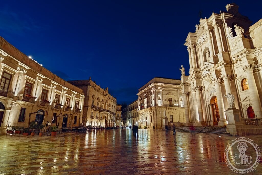 Siracusa Piazza Duomo Ortigia ora blu notte tramonto duomo barocco colonne greche Athena V sec aC Sicilia SR UNESCO 2005