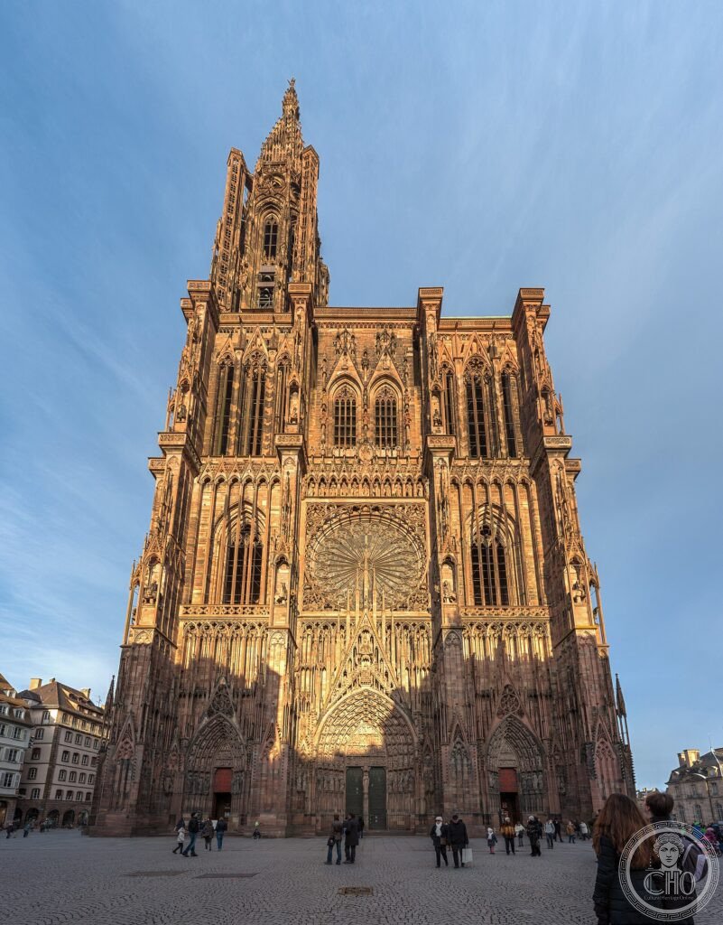 La cattedrale gotica di Notre-Dame di Strasburgo in arenaria rosa dei Vosgi, con la guglia di 142 metri, Alsazia, Francia