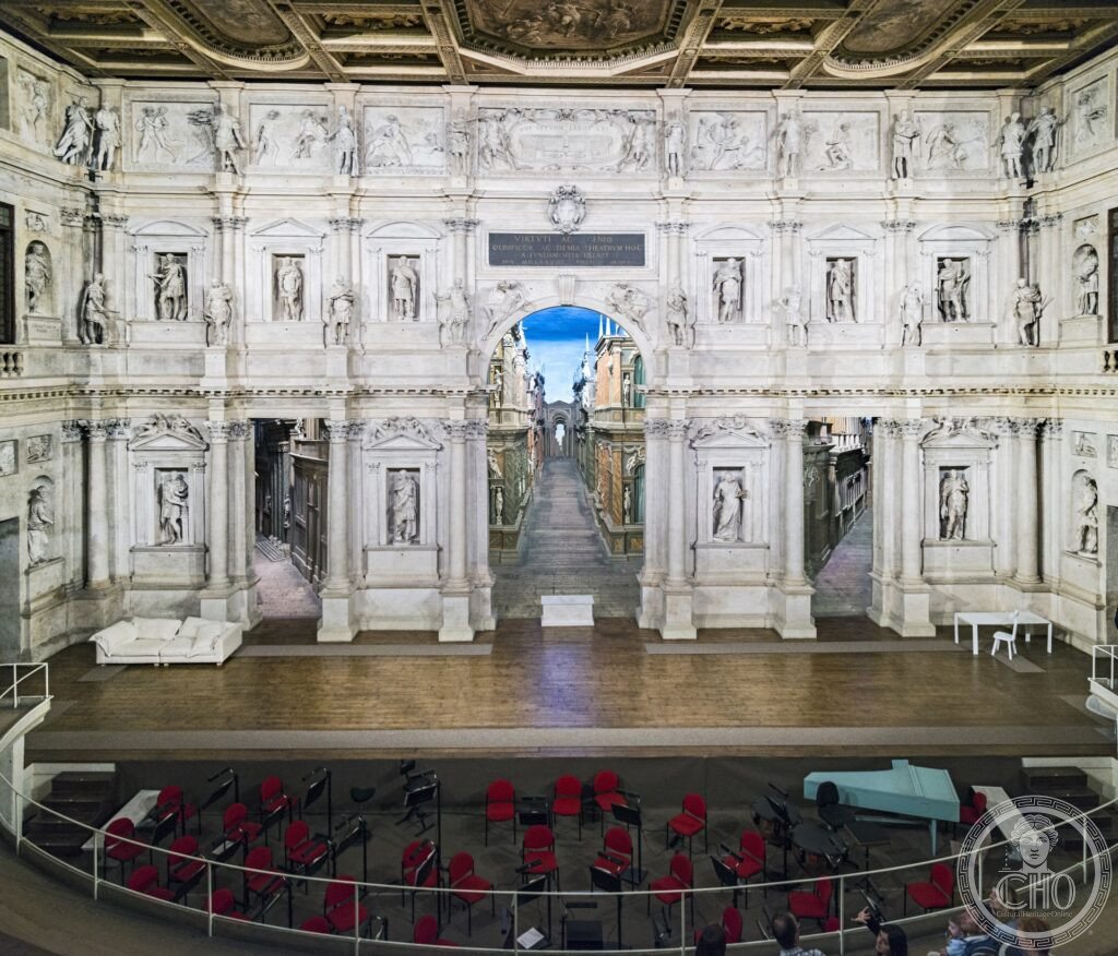 Teatro Olimpico Vicenza 1580-1585 Palladio Scamozzi scena frons prospettive legno Tebe antico Veneto VI UNESCO 1994